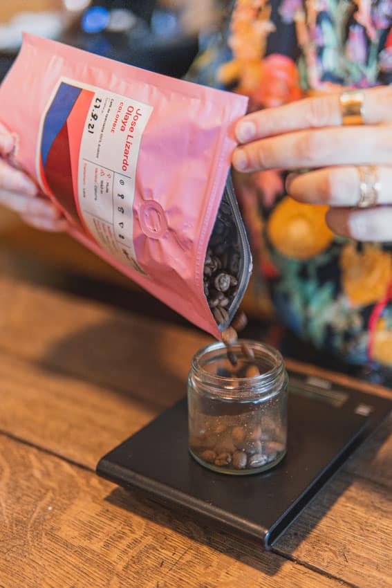 préparation-d'un-café-de-spécialité---Barista préparation d'un café de spécialité - barista - Mirabilis