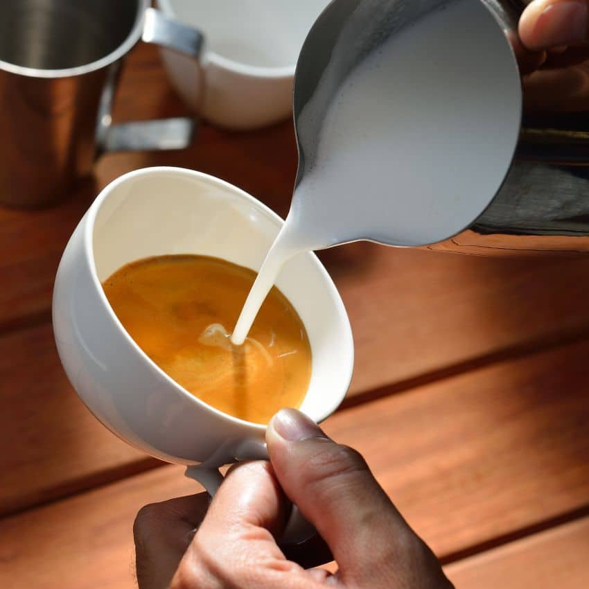 Réaliser un latte art pendant une formation barista professionnelle