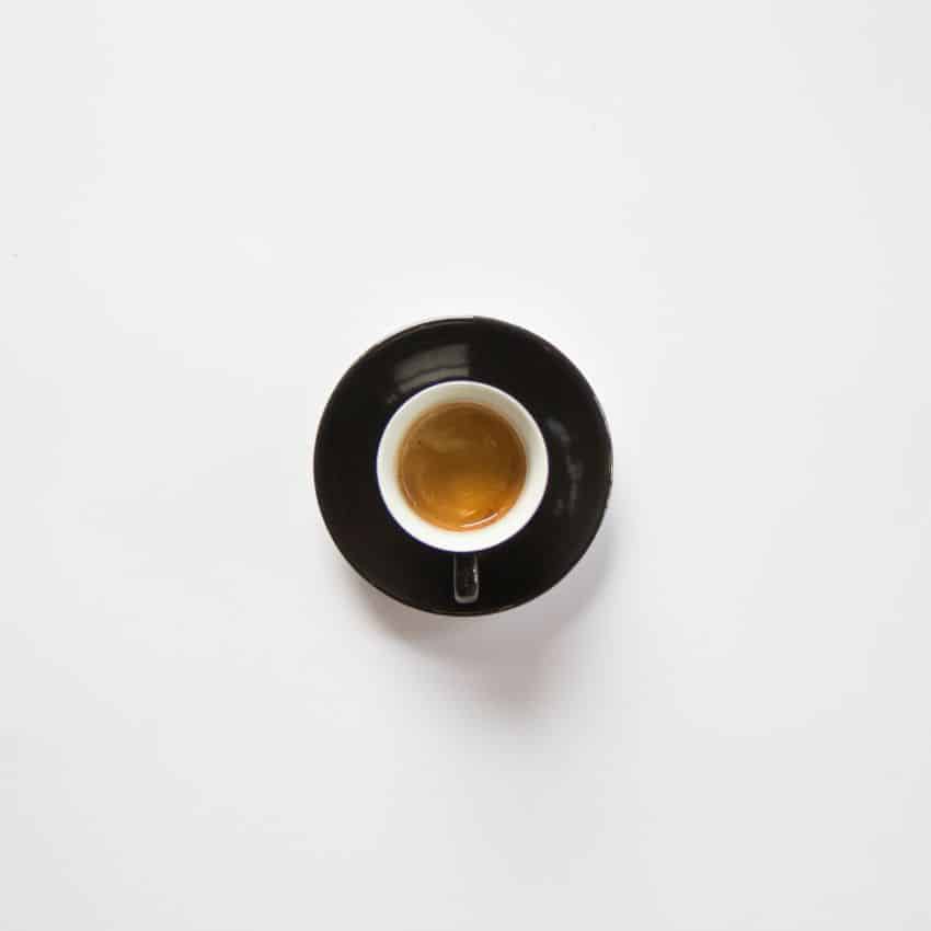 tasse de café sur une assiette noire tasse de café sur assiette noire