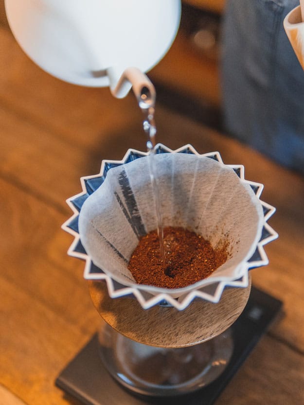 Photo préparation avec un V60 d'un café